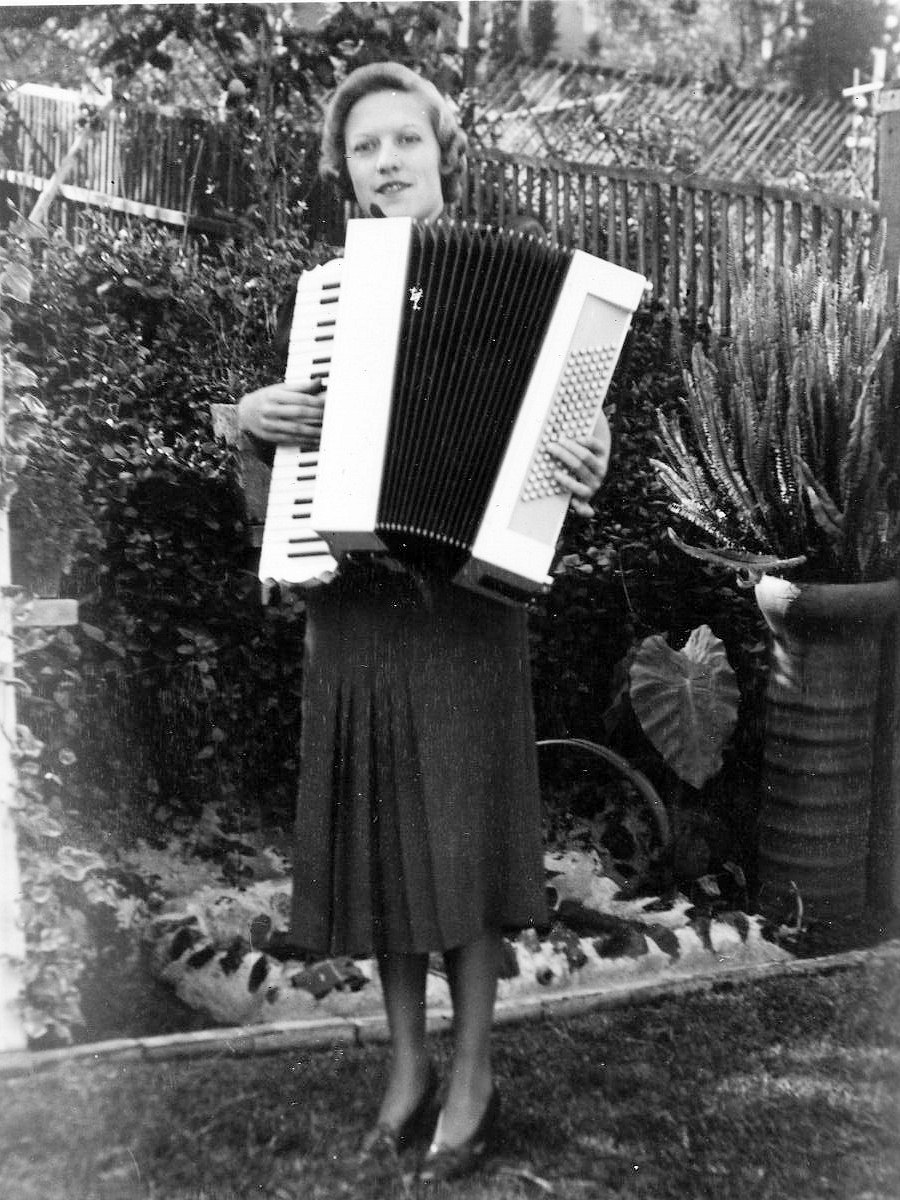 Olga Pawluk and her accordian