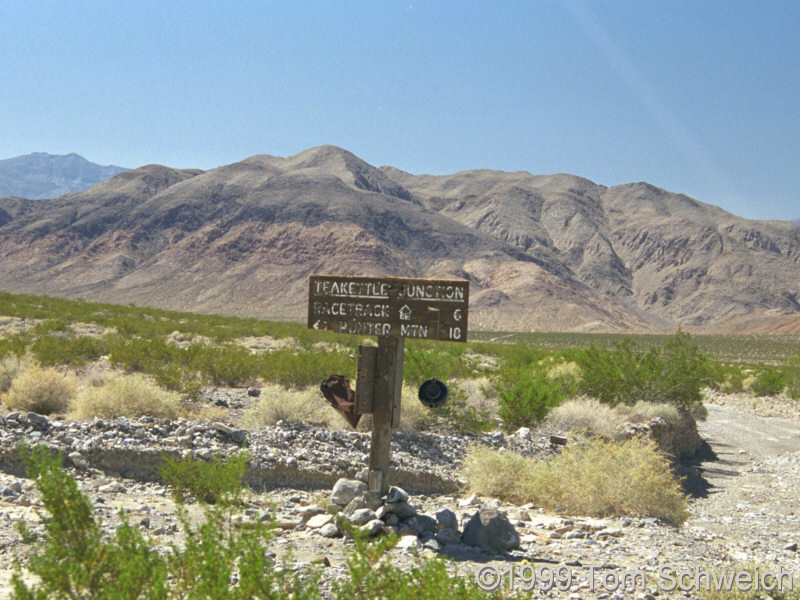 The sign and teakettle at Teakettle Junction.