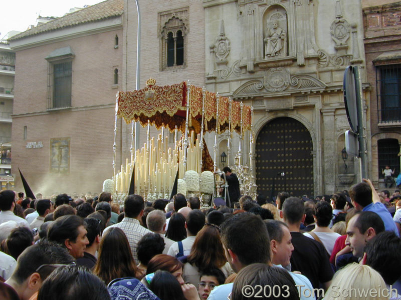 The Virgin Paso leaves Cristo de Burgos.